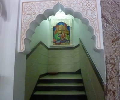 https://imgcld.yatra.com/ytimages/image/upload/t_hotel_yatra_city_desktop/v1432279537/Domestic Hotels/Hotels_ Jaipur/Nahargarh Haveli (A Unit Of NGHAR Pvt Ltd)/Staircase.jpg